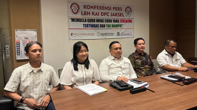 Tim Kuasa hukum guru bela diri Wing Chun yang kini terseret kasus dugaan pelecehan seksual terhadap muridnya. (dokumen istimewa)