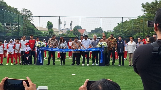 Ketua Umum PSSI Erick Thohir saat meresmikan FIFA Arena di Kawasan Ciputat (Suara.com/Adie Prasetyo Nugraha).