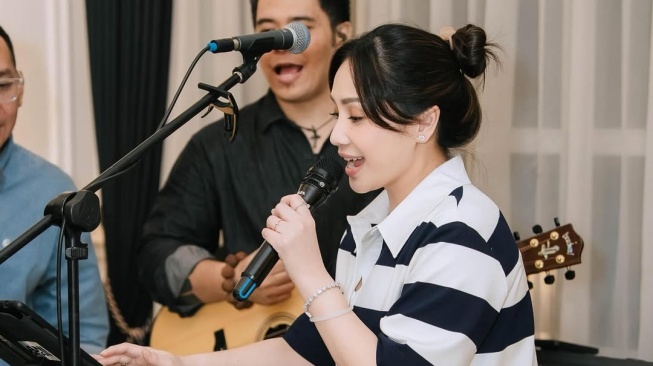 Potret Nagita Slavina yang jadi makcomblang Luna Maya dan Maxime Bouttier (Instagram/raffinagita1717)