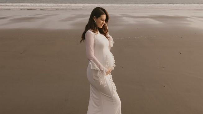 Aaliyah Massaid bagikan foto maternity-nya di pinggir pantai (Instagram)