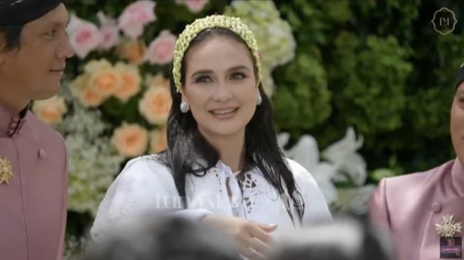 Luna Maya saat prosesi siraman (YouTube/Luna Maya x TS Media).