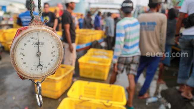 Pekerja melakukan bongkar muat ikan di Dermaga Pelabuhan Muara Angke, Jakarta, Selasa (6/5/2025). [Suara.com/Alfian Winanto]