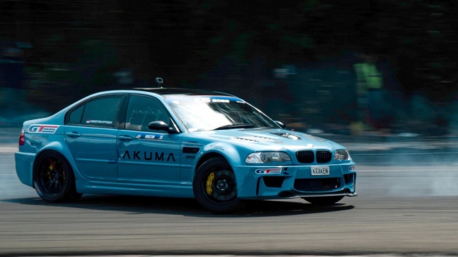 Dua drifter GT Radial Rofbell Sahroni dan Kingston Effendi merebut juara di seri perdana Indonesia Drift Series 2025 yang digelar di Karawaci, Banteng pada 4 Mei 2025. [Dok PT Gajah Tunggal] 