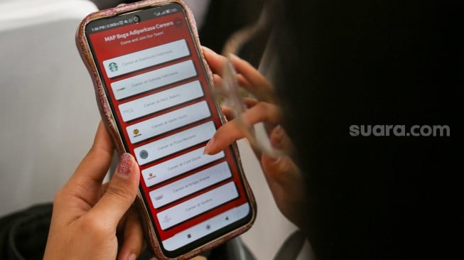 Pencari kerja memadati acara Jakarta Job Fair Jakarta di Gor Kemayoran, Jakarta, Selasa (6/5/2025). [Suara.com/Alfian Winanto]
