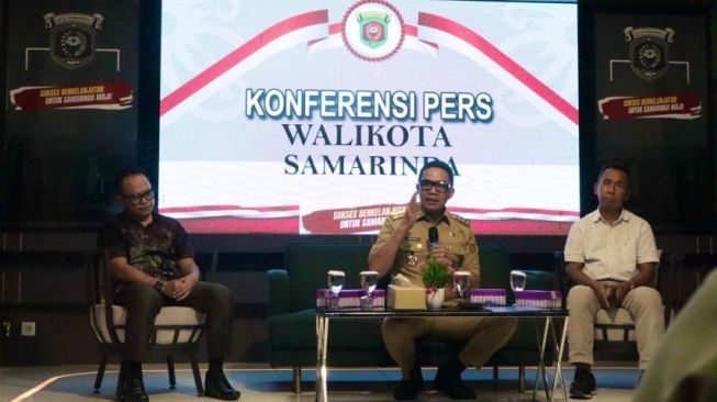 Wali Kota Samarinda Andi Harun saat melangsungkan Konferensi Pers terkait hasil temuan kualitas BBM Pertamax. [kaltimtoday.co]
