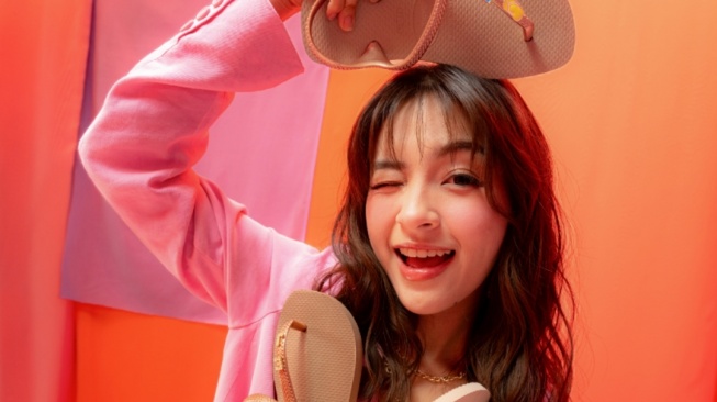 Langkah Penuh Warna: Elsa Japasal Tunjukkan Cara Seru Ekspresikan Diri Lewat Sandal