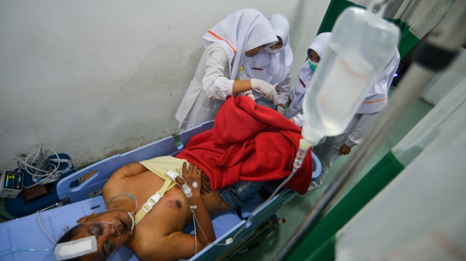 Perawat memeriksa kondisi penumpang yang menjadi korban kecelakaan Bus ALS (Antar Lintas Sumatera) di RSUD Padang Panjang, Sumatera Barat, Selasa (6/5/2025). [ANTARA FOTO/Iggoy el Fitra/bar]
