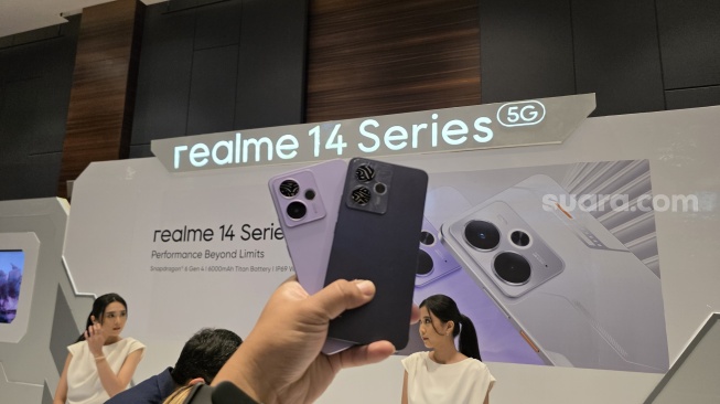 Realme 14T 5G yang resmi diluncurkan ke Indonesia pada Selasa (6/5/2025). [Suara.com/Dicky Prastya]