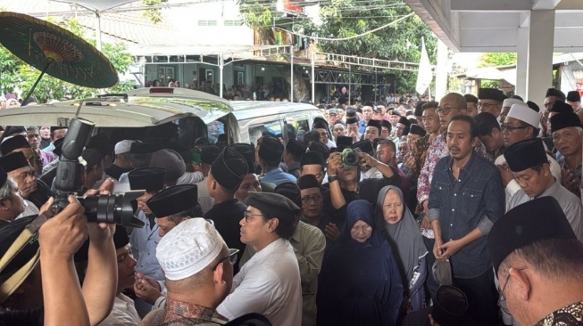 Ratusan pelayat mengantarkan jenazah KH Alamudin Dimyati Rois, Anggota DPR Fraksi PKB yang meninggal dalam kecelakaan tragis di Tol Pemalang. [Ist]