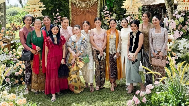 Ayu Dewi hadiri acara siraman Luna Maya (Instagram)