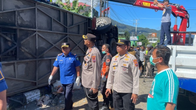 Bus ALS terbalik di Padang Panjang. [Dok. Istimewa]
