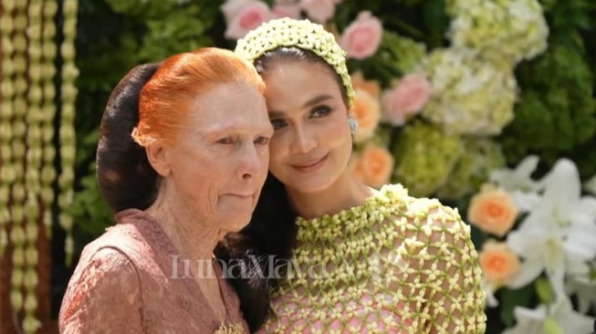 Luna Maya bersama sang ibu, Desa Maya di acara siraman jelang pernikahannya dengan Maxime Bouttier. [Instagram]