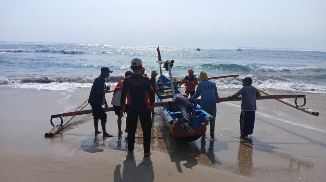 Perahu Dihantam Gelombang Tinggi, Nelayan Hilang di Pesisir Barat