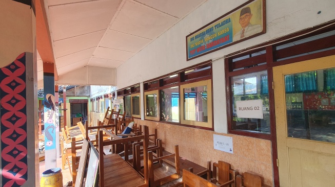 Kondisi di SDN Kledokan, Sleman usai insiden atap ambrol, Senin (5/5/2025). [Hiskia Andika Weadcaksana/Suarajogja.id]