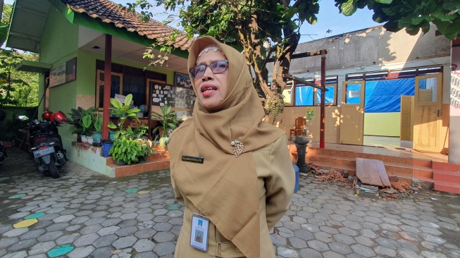 Kepala SDN Kledokan, Sulismiyatun memberi keterangan kepada wartawan di sekolah setempat, Senin (5/5/2025). [Hiskia Andika Weadcaksana/Suarajogja.id]