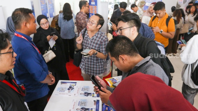 Pencari kerja memadati acara Jakarta Job Fair Jakarta di Gor Kemayoran, Jakarta, Selasa (6/5/2025). [Suara.com/Alfian Winanto]
