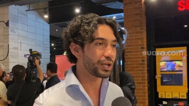 Reza Rahadian saat ditemui di kawasan Senayan, Jakarta Pusat, Selasa, 6 Mei 2025. [Suara.com/Tiara Rosana]