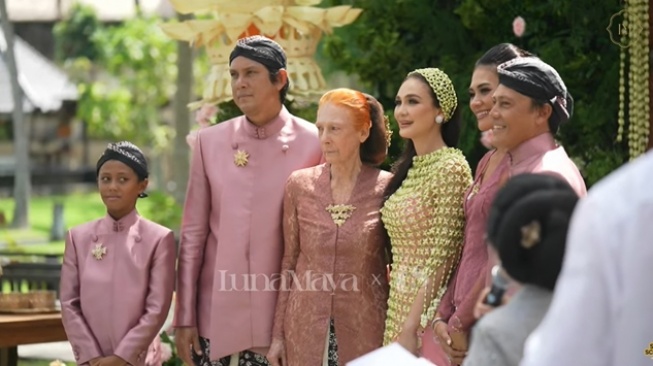 Detik-detik Luna Maya Digendong Kakaknya Usai Siraman Panen Pujian: Tugas Jagain Adik Sudah Selesai