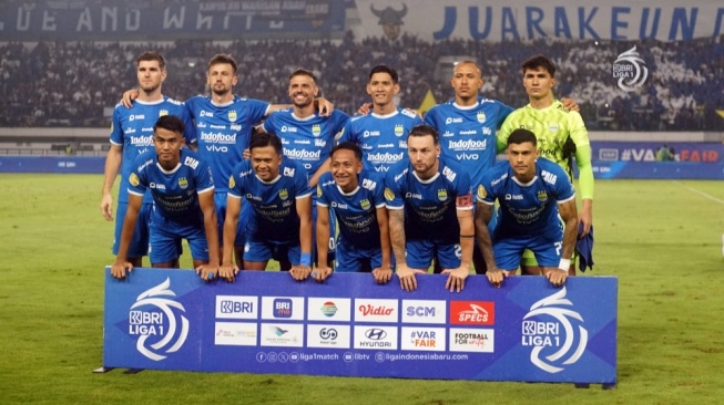 Persib Bandung Angkat Trofi Tanpa Perlu Keluar Keringat Lagi, Kok Bisa?