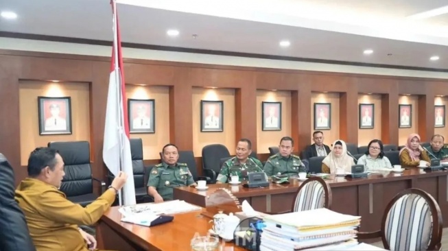 Wagub Kaltim Seno Aji, Senin, 5 Mei 2025, saat menerima kunjungan Tim Swasembada Pangan yang dipimpin Brigjen TNI Putra Widiastawa di Kantor Gubernur Kaltim. [ANTARA]