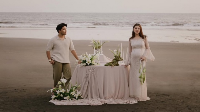 Aaliyah Massaid bagikan foto maternity-nya di pinggir pantai (Instagram)