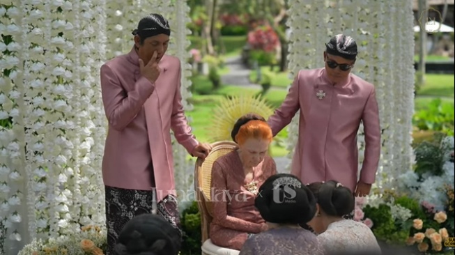Sungkeman di prosesi siraman Luna Maya dan Maxime Bouttier (YouTube)