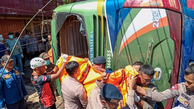 Petugas gabungan mengevakuasi jenazah korban kecelakaan Bus ALS (Antar Lintas Sumatera) di Kota Padang Panjang, Sumatera Barat, Selasa (6/5/2025). [ANTARA FOTO/Isril Naidi/Lmo/YU]