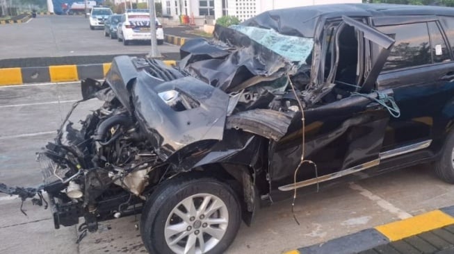 Mobil Toyota Kijang Innova rusak berat akibat kecelakaan pada 2 Mei 2025 di Tol Pemalang. Dalam kecelakaan ini anggota DPR Alamuddin Dimyati Rois turut jadi korban. [Antara]