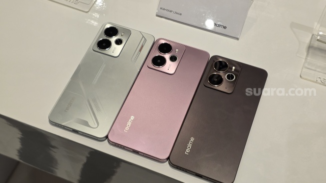 Realme 14 5G yang resmi diluncurkan ke Indonesia pada Selasa (6/5/2025). [Suara.com/Dicky Prastya]