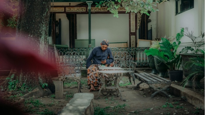 Alon-alon Waton Kelakon: Benarkah Prinsip Ini Bikin Orang Jawa Hidup Malas?