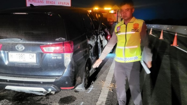 Mobil yang terlibat kecelakaan di Tol Pemalang pada 2 Mei. Salah satu korban dalam kecelakaan ini adalah anggota DPR dari PKB, Alamuddin Dimyati Rois. [Antara]