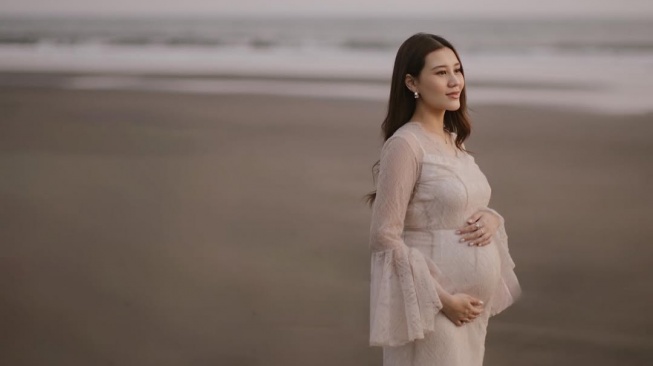Aaliyah Massaid bagikan foto maternity-nya di pinggir pantai (Instagram)