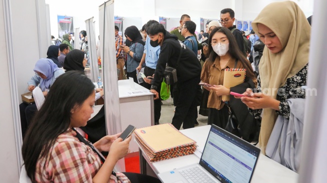 Pencari kerja memadati acara Jakarta Job Fair Jakarta di Gor Kemayoran, Jakarta, Selasa (6/5/2025). [Suara.com/Alfian Winanto]
