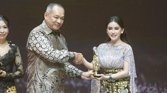 Bebiezie meraih penghargaan ajang Women's Inspiration Awards 2025. [Instagram]