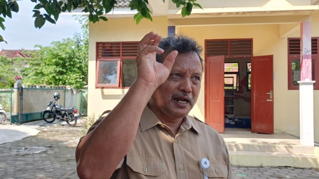 Kepala Pelaksana Badan Penanggulangan Bencana Daerah (BPBD) Kabupaten Sleman, Makwan saat memberi penjelasan ke wartawan di SDN Kledokan, Sleman, Senin (5/5/2025). [Hiskia Andika Weadcaksana/Suarajogja.id]