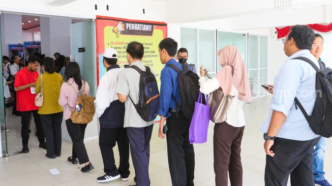 Pencari kerja memadati acara Jakarta Job Fair Jakarta di Gor Kemayoran, Jakarta, Selasa (6/5/2025). [Suara.com/Alfian Winanto]
