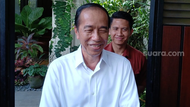 Presiden ke-7 RI Jokowi saat ditemui awak media di kediaman pribadinya, Rabu (7/5/2025). [Suara.com/Ari Welianto]