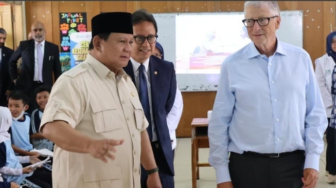 Presiden Prabowo Subianto bersama Bill Gates meninjau langsung implementasi Program Makan Bergizi Gratis (MBG) di SDN Jati 03 Pulogadung, Jakarta Timur, Rabu (7/5/2025). (Foto: Ist)