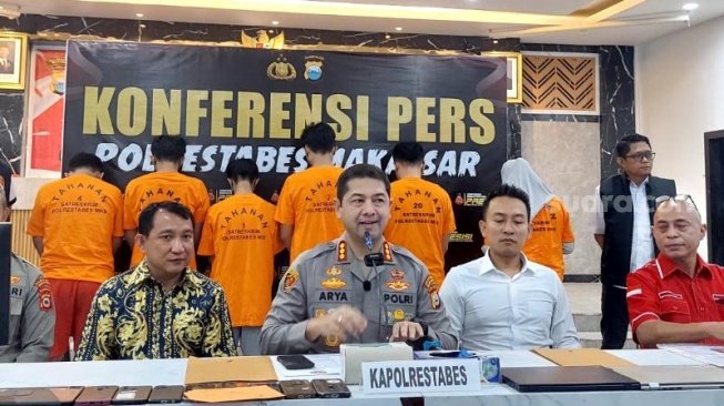 Polrestabes Makassar berhasil mengungkap kasus perjokian pada UTBk Unhas 2025 yang melibatkan mahasiswi Fakultas Kedokteran Unhas dan lembaga bimbingan belajar [SuaraSulsel.id/Lorensia Clara]