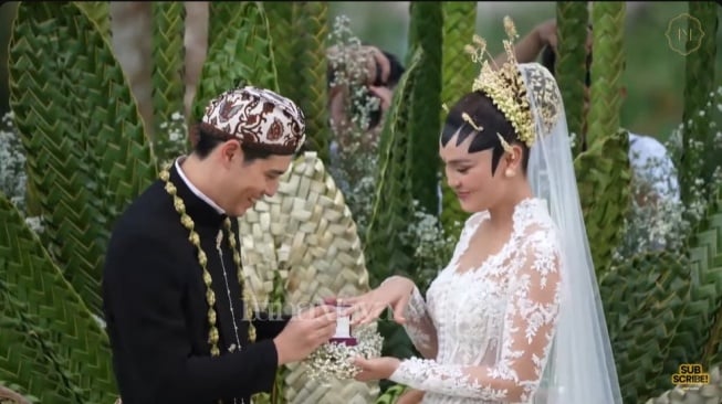 Luna Maya salah menjulurkan tangan yang akan disematkan cincin pernikahan oleh Maxime Bouttier usai akad nikah. (Youtube TS Media)