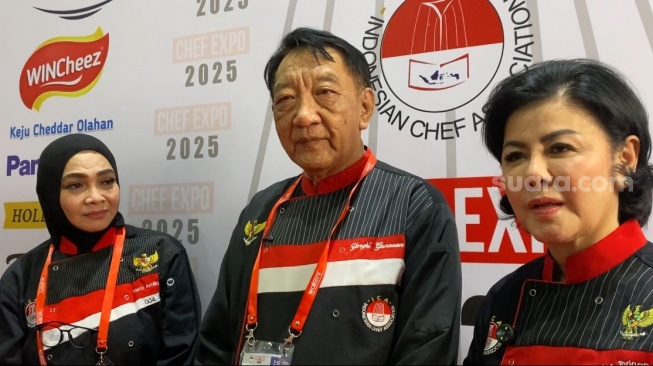 Rieta Amilia, Chef Yongki Gunawan, Desiree Tarigan dalam konferensi pers pembukaan ICA Chef Expo 2025 di JIExpo, Kemayoran, Jakarta Utara pada Rabu, 7 Mei 2025. [Suara.com/Tiara Rosana]