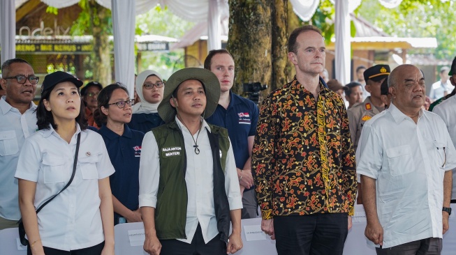 Menteri Kehutanan (Menhut) Raja Juli Antony saat menghadiri penandatanganan Mou dengan Global Green Growth Institute (GGGI) yang berasal dari Inggris dan Wakil Gubernur DIY Kanjeng Gusti Pangeran Adipati Aryo Paku Alam X terkait Perhutanan Sosial. (Foto: Dok Kemenhut RI)