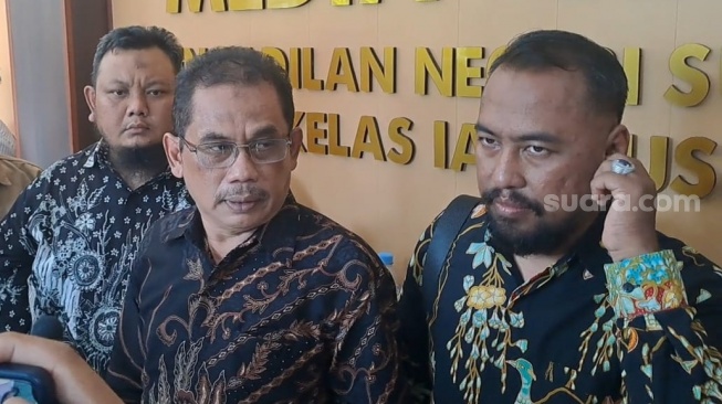 Penggugat M Taufiq dan Kuasa hukumnya di Pengadilan Negeri (PN) Solo, Rabu (7/5/2025). [Suara.com/Ari Welianto]