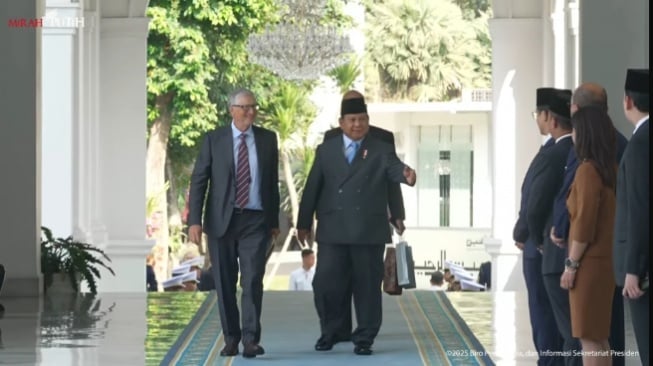 Presiden Prabowo Subianto menyambut langsung kunjungan pendiri Microsoft, Bill Gates di Istana Merdeka, Jakarta pada Rabu (7/5/2025) pagi ini. (Tangkapan layar/Novian)