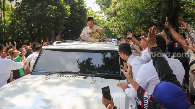 Presiden RI Prabowo Subianto saat tiba untuk meninjau pelaksanaan Program Makan Bergizi Gratis (MBG) bersama Bill Gates di SDN Jati 03, Jakarta, Rabu (7/5/2025). [Suara.com/Alfian Winanto]
