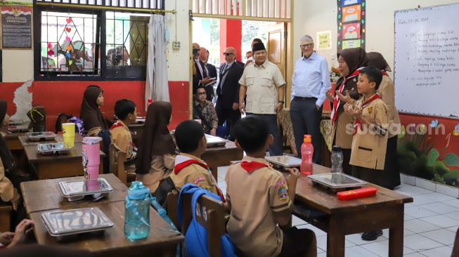 Presiden RI Prabowo Subianto bersama tokoh filantropi dunia Bill Gates saat meninjau pelaksanaan Program Makan Bergizi Gratis (MBG) di SDN Jati 03, Jakarta, Rabu (7/5/2025). [Suara.com/Alfian Winanto]

