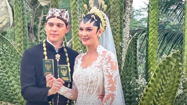 Luna Maya dan Maxime Bouttier resmi menjadi suami istri setelah melangsungkan acara akad nikah di Bali, Rabu (7/5/2025). [Instagram]