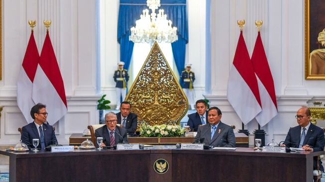 Presiden Prabowo Subianto (kedua kanan) bersama Pendiri Microsoft dan tokoh filantropi dunia Bill Gates (kedua kiri) didampingi Menteri Kesehatan Budi Gunadi Sadikin (kiri) dan Menteri Investasi & Hilirisasi/Kepala BKPM dan CEO BPI Danantara Rosan Roeslani (kanan), Mensesneg Prasetyo Hadi (ketiga kiri) dan Seskab Teddy Indra Wijaya (ketiga kanan) melakukan pertemuan dengan para pengusaha di Istana Merdeka, Jakarta, Rabu (7/5/2025). [ANTARA FOTO/Galih Pradipta/rwa]
