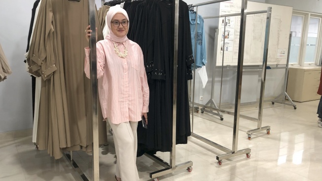 Owner DS Modest, Annisa Rahma Herdyana saat mengenalkan produk fashio muslimah di konveksinya, Bantul, Rabu (7/5/2025). [Baktora/Suarajogja]