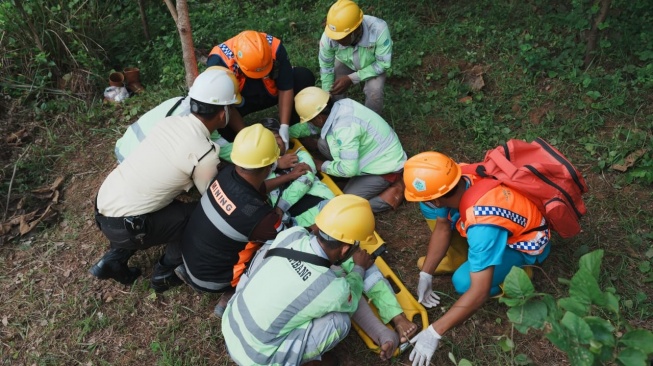 Tim Medis melakukan tindakan pertolongan kepada korban pada kegiatan simulasi tanggap darurat yang dilaksanakan di area reklamasi tambang tanah liat Pabrik Rembang, (Jumat, 25 April 2025).